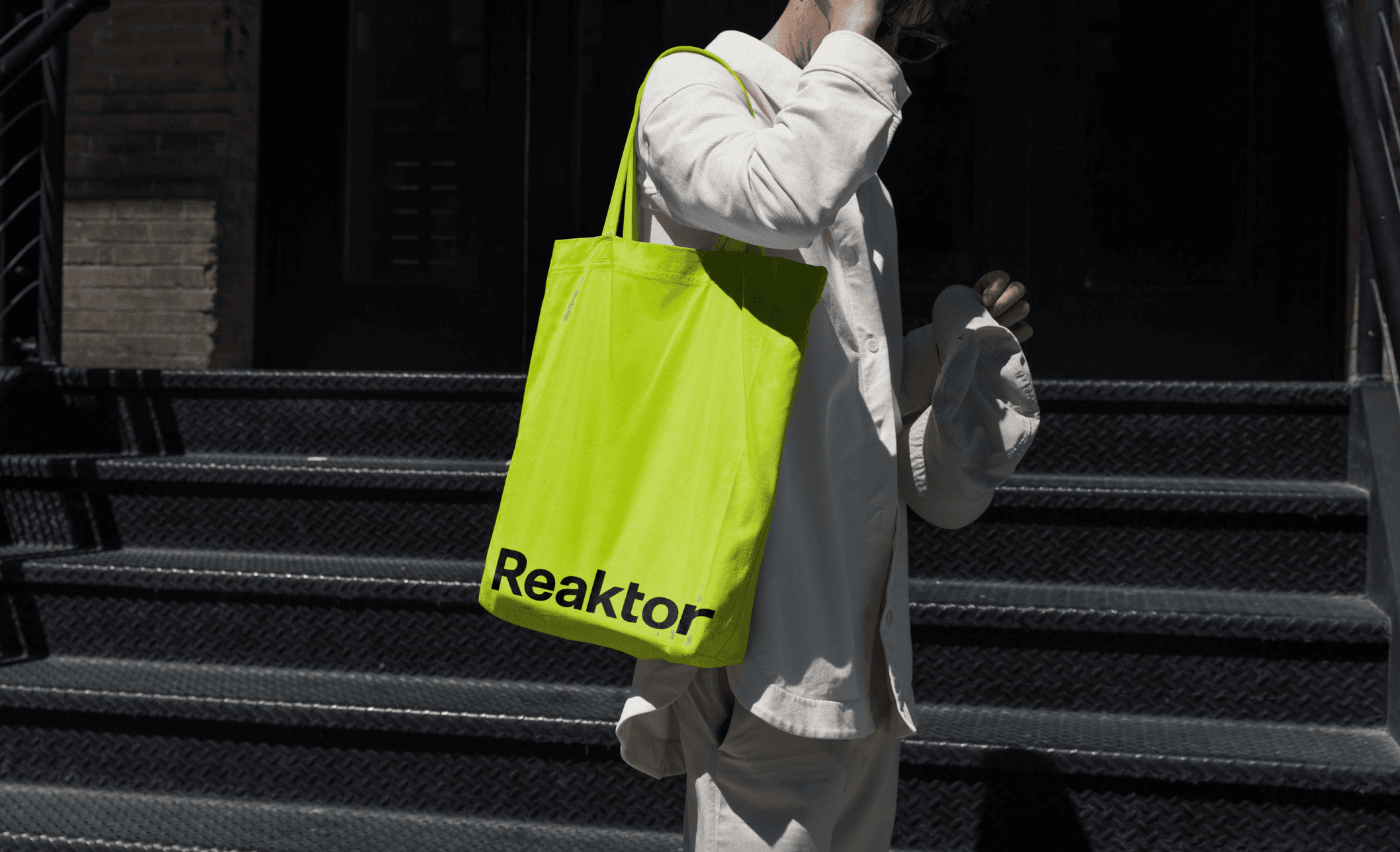 A person carrying a Reaktor tote bag